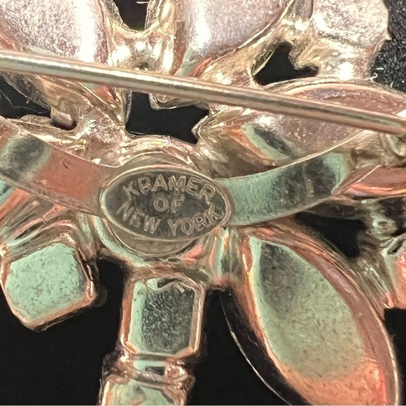 Rhinestone Brooch Kramer of New York VTG Signed Lapel Pin Floral Leaf EUC - Picture 4 of 7